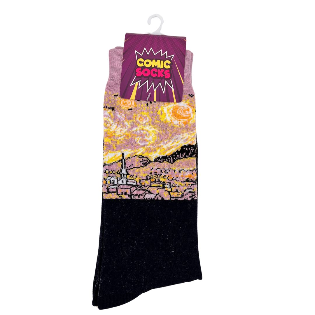 Medias Noche Estrellada de Comic Socks disponibles en BOK Concept Store, diseño en azul marino con la imagen de un poblado iluminado bajo un cielo estrellado, largas, cómodas y perfectas para los amantes del arte.