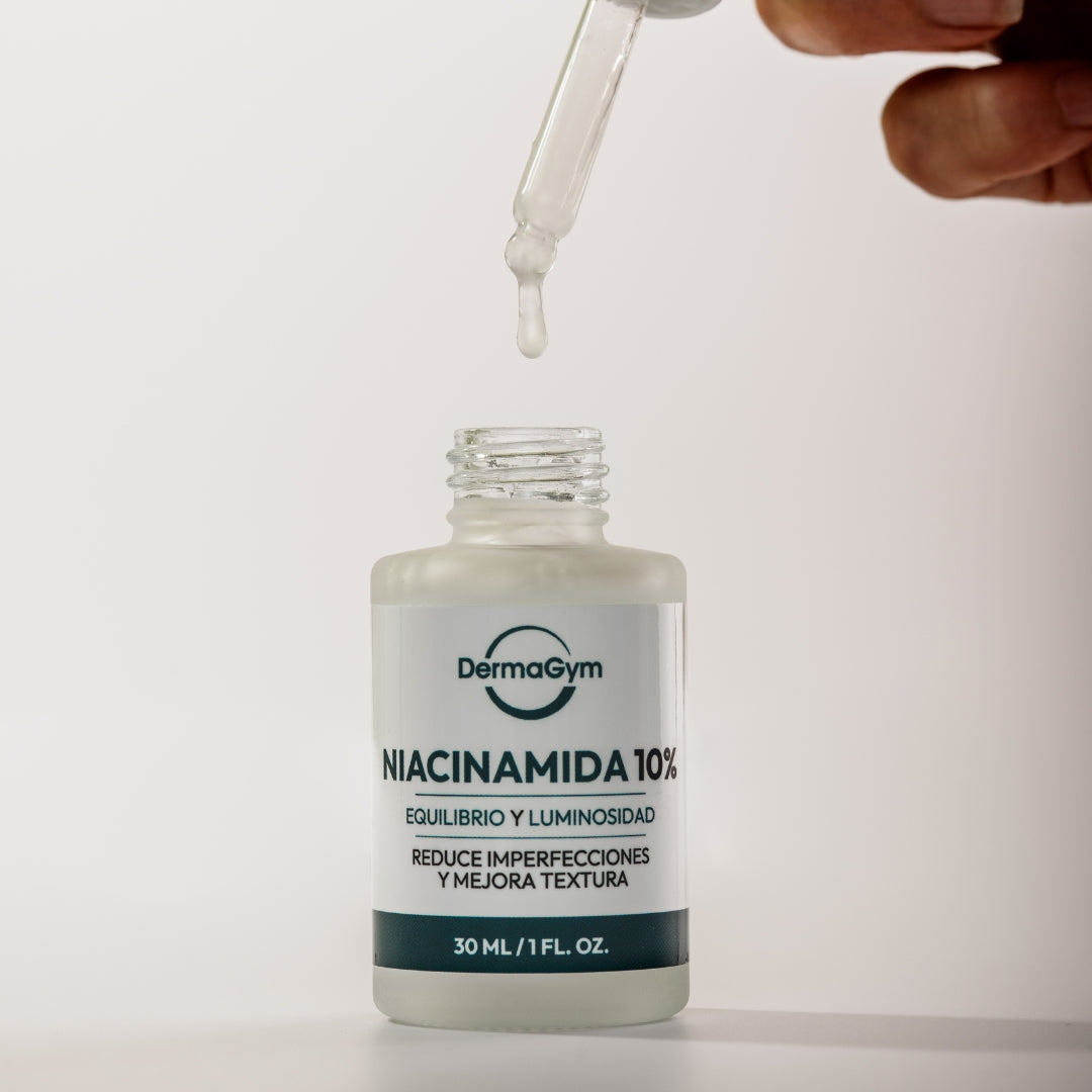Gotero aplicando el sérum Niacinamida 10% DermaGym sobre el frasco abierto, producto de cuidado facial disponible en BOK Concept Store.