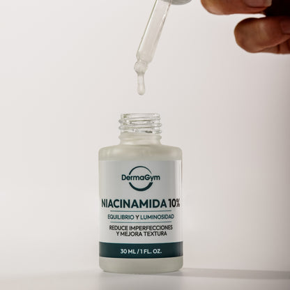 Gotero aplicando el sérum Niacinamida 10% DermaGym sobre el frasco abierto, producto de cuidado facial disponible en BOK Concept Store.