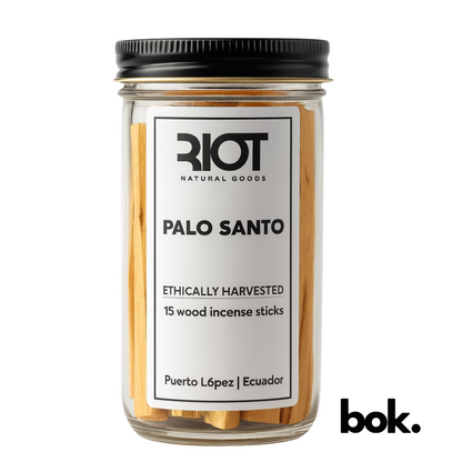 Descubre el Palo Santo Premium de BOK Concept Store: palitos pulidos y sanitizados de Puerto López en frasco de vidrio, energía pura y estilo chic.