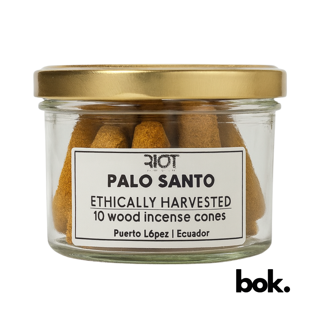 Conos de incienso de Palo Santo en frasco de vidrio con tapa dorada y etiqueta clara, producto artesanal de BOK Concept Store, Ecuador.