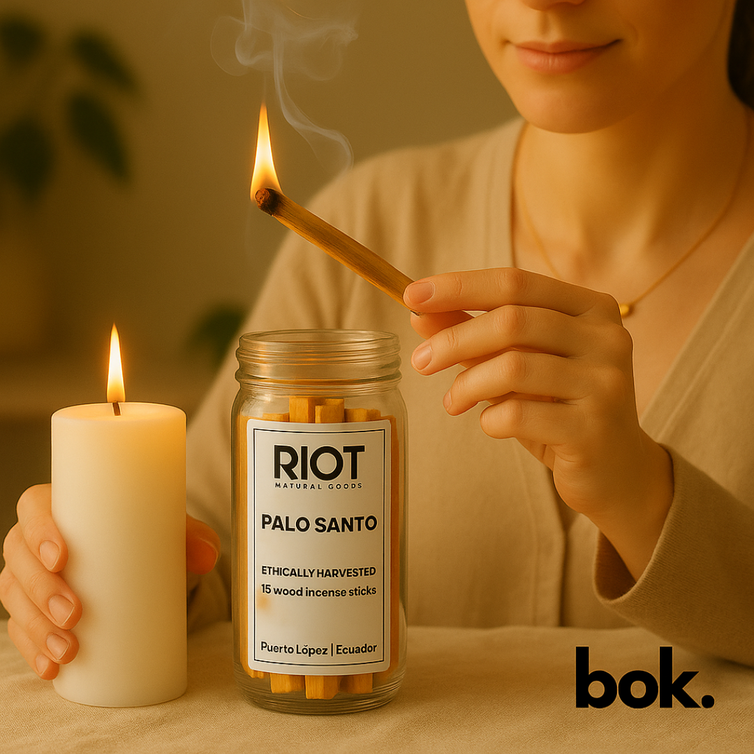 Descubre el Palo Santo Premium de BOK Concept Store: palitos pulidos y sanitizados de Puerto López en frasco de vidrio, energía pura y estilo chic.