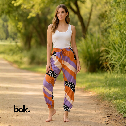Pantalón Retro Vibes BOK Concept Store, moda boho y consciente para mujer. Estampado geométrico en tonos lila, terracota y negro con puntos, ideal para yoga y bienestar.