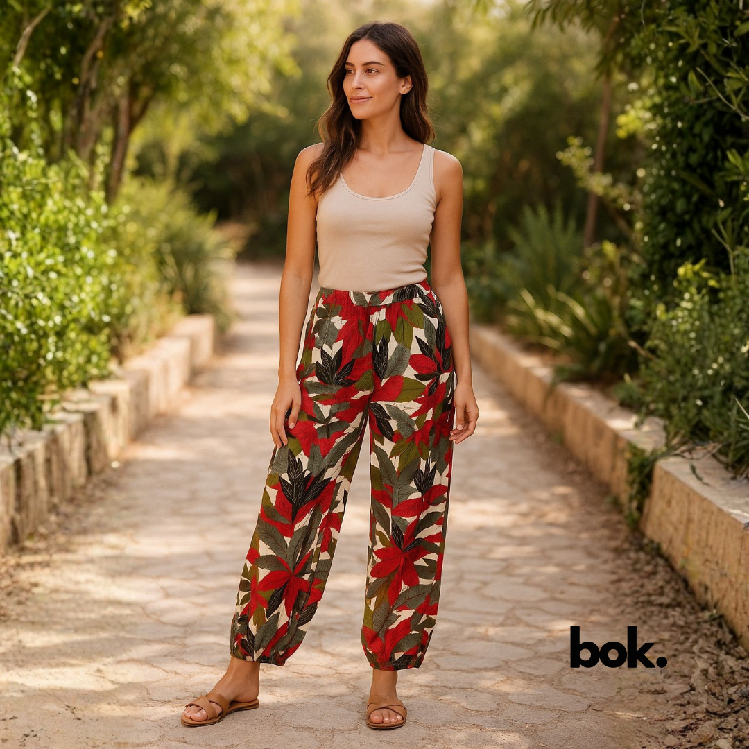 Pantalón BOK Concept Store, moda consciente y natural para mujer. Pantalón boho estampado de hojas rojas y verdes, estilo relajado y sostenible hecho en Ecuador