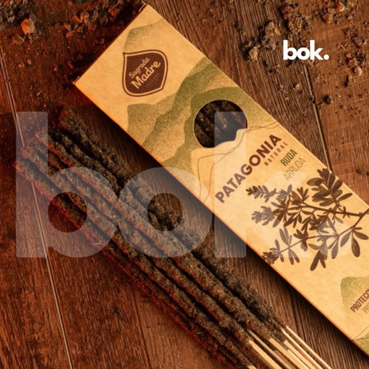varillas de incienso artesanal de ruda patagonica, incienso natural para proteccion espiritual, limpieza energetica y armonizar espacios, producto de bok concept store ecuador con aroma herbal intenso