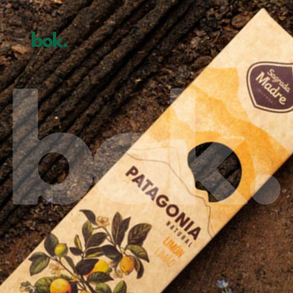 varillas de incienso artesanal de limon patagonico, incienso natural para energia, enfoque y limpieza del espacio, producto espiritual de bok concept store ecuador con aroma citrico fresco revitalizante