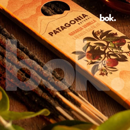 varillas de incienso artesanal de naranja y vainilla patagonica, incienso natural para relajacion, bienestar y confort emocional, producto espiritual de bok concept store ecuador con aroma citrico dulce y calido