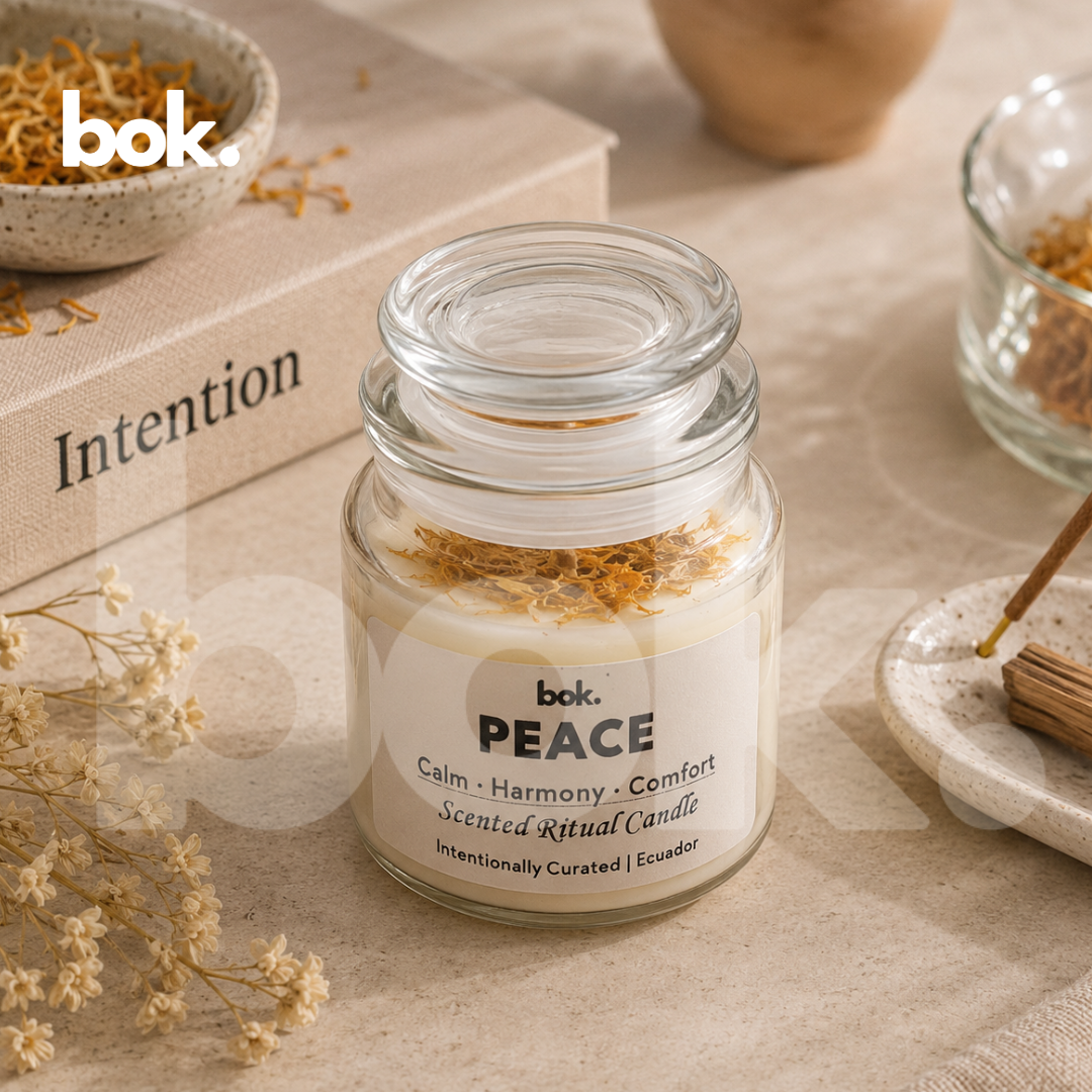 Vela ritual perfumada PEACE de BOK Concept Store Ecuador, vela aromática premium color blanco con intención de calma, armonía y comfort, scented ritual candle con caléndula seca y estética luxury wellness