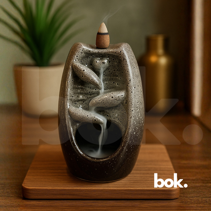 Porta conos de incienso en cascada de cerámica artesanal, diseño elegante para decoración espiritual y rituales de bienestar, ideal para incienso backflow, BOK Concept Store