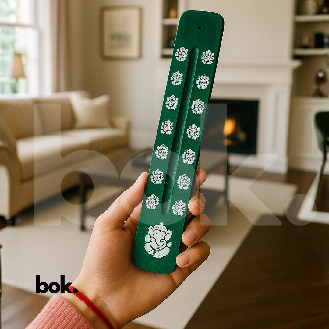 Porta incienso artesanal de madera de BOK con diseños espirituales pintados a mano, ideal para sostener varillas y armonizar espacios.