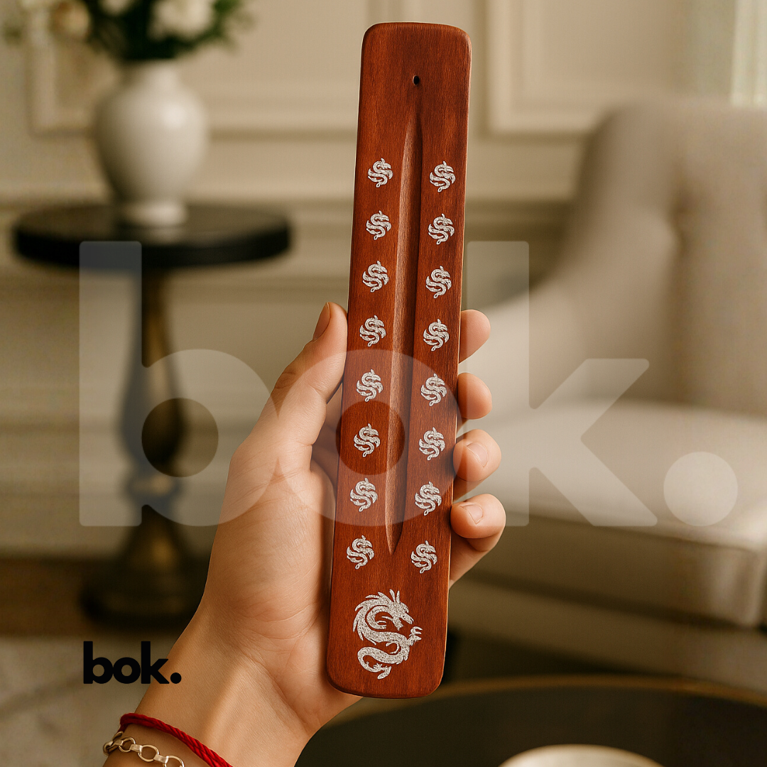 Porta incienso artesanal de madera de BOK con diseños espirituales pintados a mano, ideal para sostener varillas y armonizar espacios.