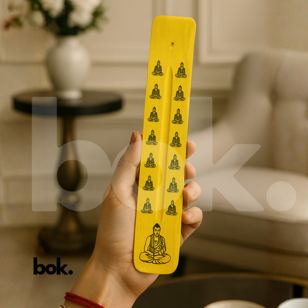 Porta incienso artesanal de madera de BOK con diseños espirituales pintados a mano, ideal para sostener varillas y armonizar espacios.