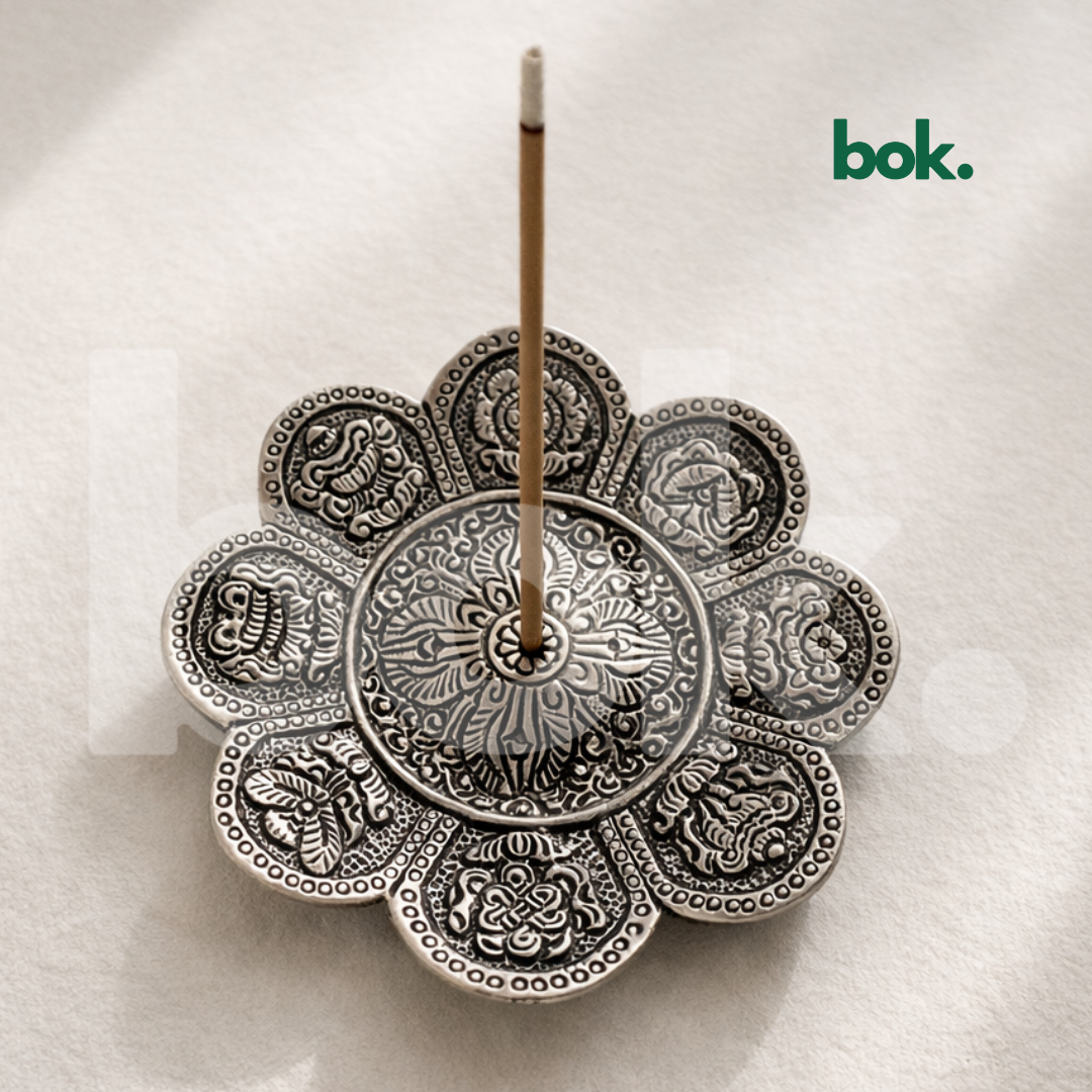 porta inciensos mandala plateado de metal con grabados artesanales sobre fondo neutro, vista superior estilo minimalista