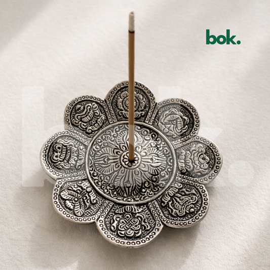 porta inciensos mandala plateado de metal con grabados artesanales sobre fondo neutro, vista superior estilo minimalista