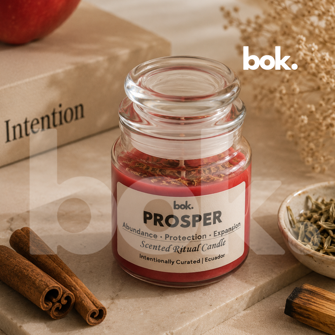 Vela ritual perfumada PROSPER de BOK Concept Store Ecuador, vela aromática premium color rojo con intención de abundancia, protección y expansión, scented ritual candle con estética luxury wellness