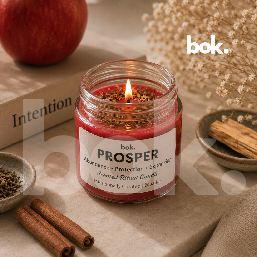 Vela ritual perfumada PROSPER de BOK en frasco de vidrio reutilizable, vela premium aroma canela manzana con estética luxury wellness e intención de prosperidad y apertura de caminos