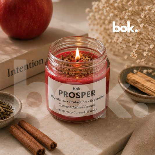 Vela ritual perfumada PROSPER de BOK en frasco de vidrio reutilizable, vela premium aroma canela manzana con estética luxury wellness e intención de prosperidad y apertura de caminos