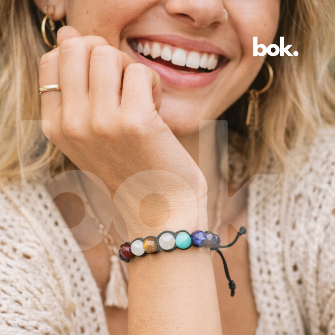 Pulsera 7 chakras de piedras naturales con hilo encerado negro ajustable puesta en muñeca, disponible en BOK Concept Store Quito Ecuador