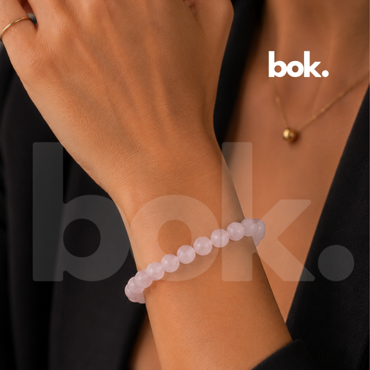 Pulsera de Cuarzo Rosa Mate con piedras rosadas suaves y acabado mate elegante, accesorio minimalista disponible en BOK Concept Store Ecuador.