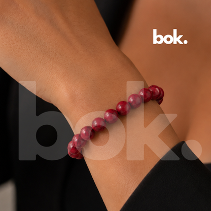 Mujer elegante usando Pulsera de Howlita Roja de BOK Concept Store, accesorio minimalista color rojo intenso con estilo chic y moderno, joyería consciente en Ecuador.