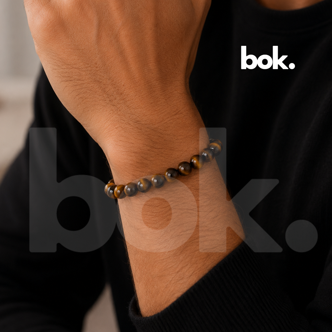 Pulsera de Ojo de Tigre con piedras marrón oscuro y reflejos dorados naturales, accesorio elegante y minimalista disponible en BOK Concept Store Ecuador.