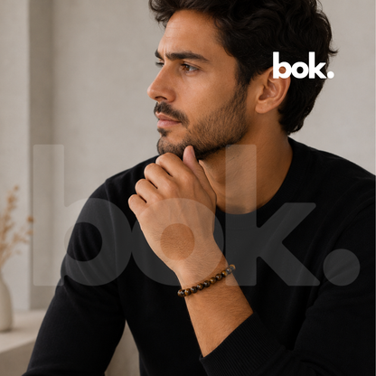 Hombre elegante usando Pulsera de Ojo de Tigre de BOK Concept Store, accesorio masculino sofisticado con estilo minimalista y lifestyle premium en Ecuador.