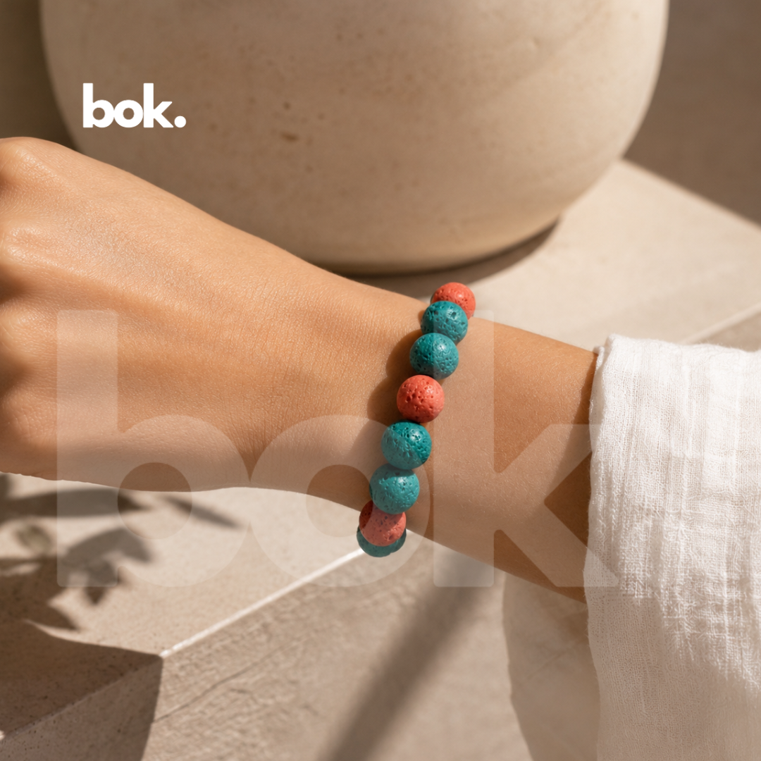 Pulsera de piedra volcánica natural 10 mm de BOK Concept Store, accesorio unisex para aromaterapia con diseño minimalista en tonos verde turquesa y coral, joyería premium disponible en Ecuador.