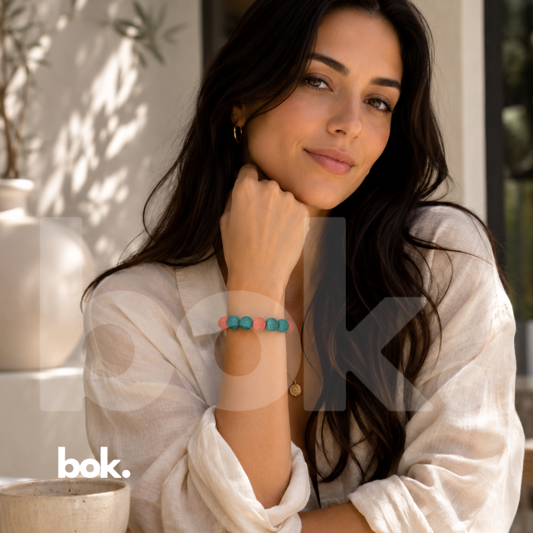 Pulsera de piedra volcánica 10 mm en la muñeca de una mujer, accesorio minimalista compatible con aceites esenciales para aromaterapia, joyería lifestyle de BOK Concept Store Ecuador.