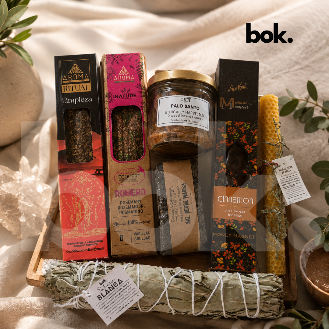 RITUAL 360 de BOK Concept Store Ecuador, set de limpieza energética, protección y abundancia con salvia blanca, jabón de sal negra, incienso de romero, palo santo, canela y vela de cera de abeja en Quito