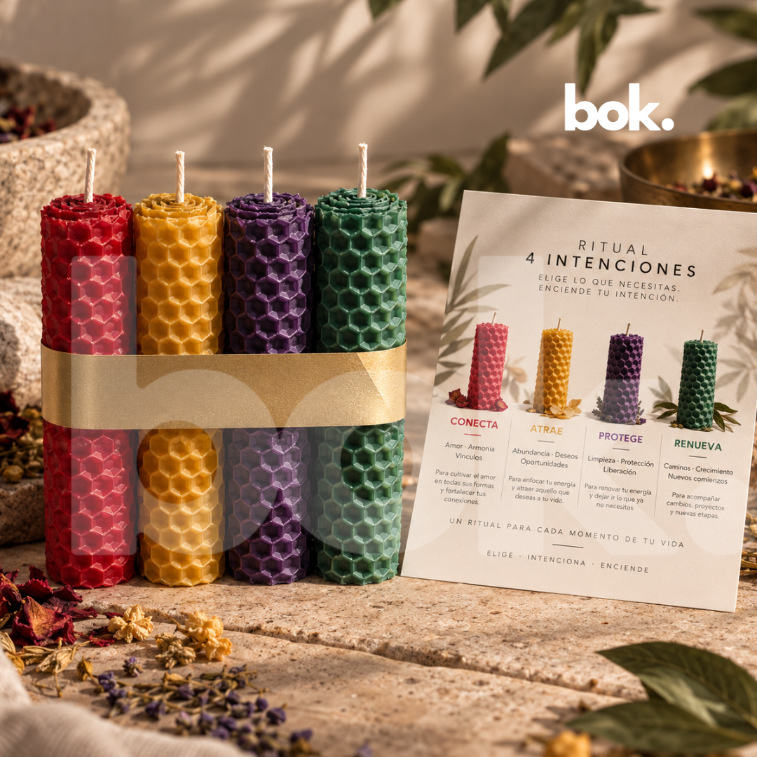 Ritual 4 Intenciones de BOK Concept Store Quito Ecuador con 4 velas botánicas artesanales de cera de abeja para amor, abundancia, protección y nuevos comienzos.