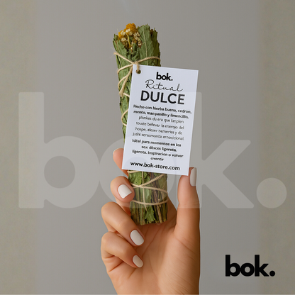 Sahumerio Ritual Dulce de BOK. Hecho con hierbas dulces como hierba buena, manzanilla, menta y cedrón. Foto de producto en fondo gris minimalista.