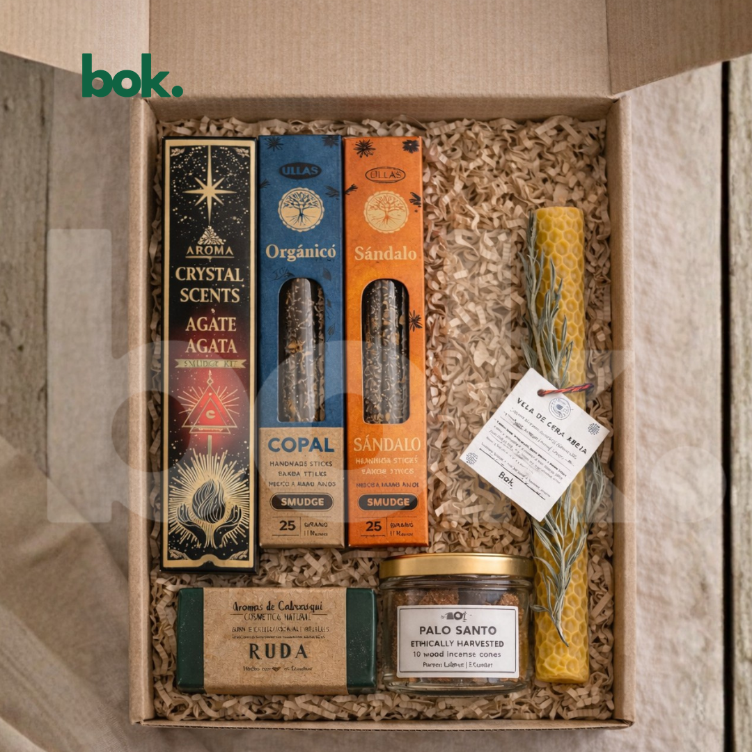 ritual gift set de bok concept store con incienso de copal sándalo ágata fuego jabón de ruda vela de cera de abeja y conos de palo santo en caja de regalo lifestyle elegante
