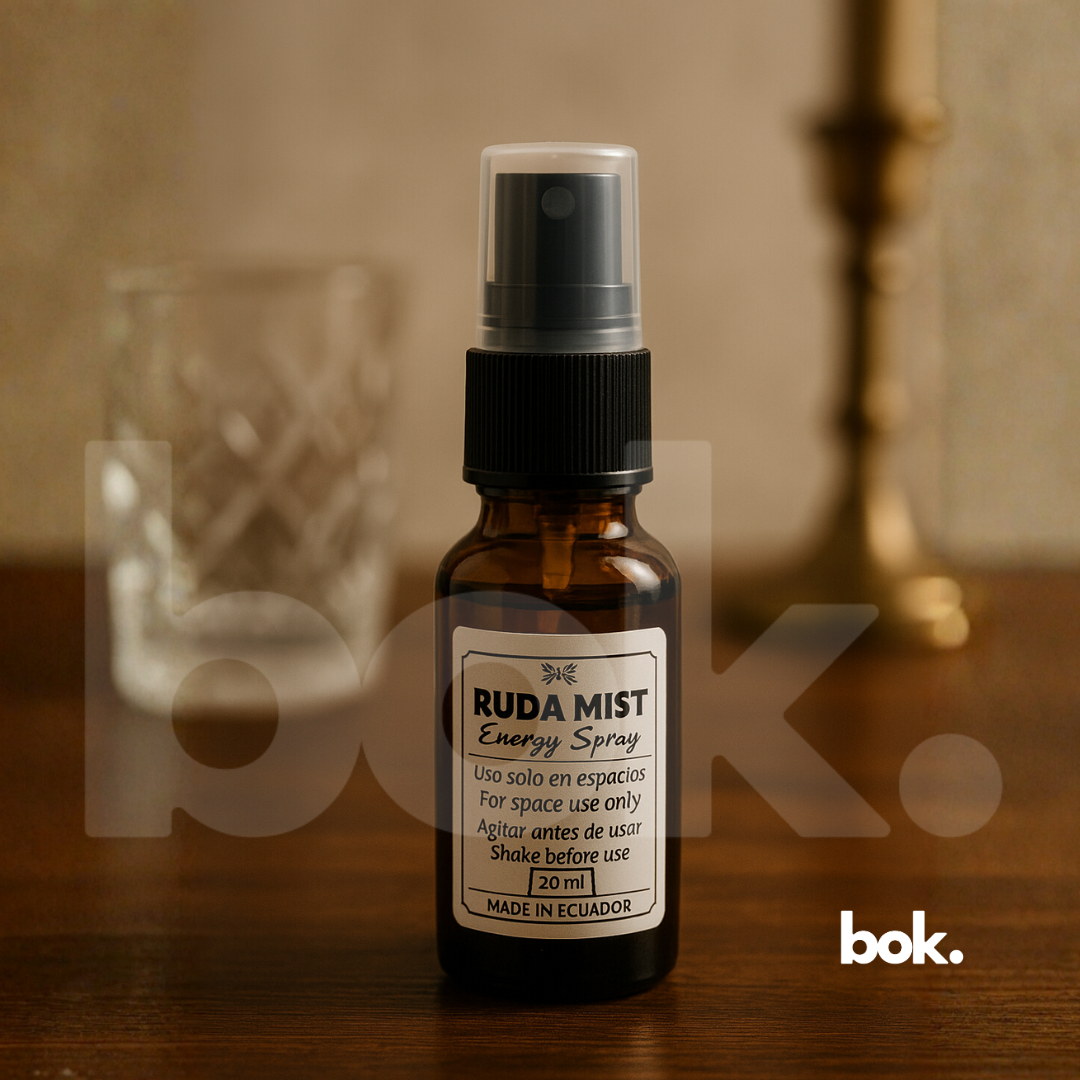 Ruda Mist en BOK Concept Store, spray botánico de ruda para limpieza y protección energética de espacios, presentado en fotos lifestyle elegantes que muestran su formato pequeño, etiqueta original y uso moderno para armonizar oficinas y hogares.