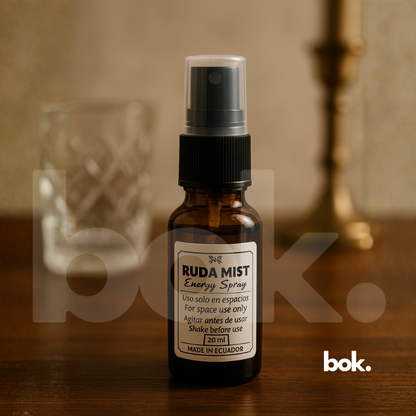 Ruda Mist en BOK Concept Store, spray botánico de ruda para limpieza y protección energética de espacios, presentado en fotos lifestyle elegantes que muestran su formato pequeño, etiqueta original y uso moderno para armonizar oficinas y hogares.