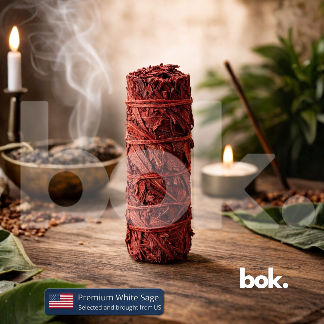Sahumerio premium de salvia blanca con sangre de drago de BOK Concept Store sobre superficie natural