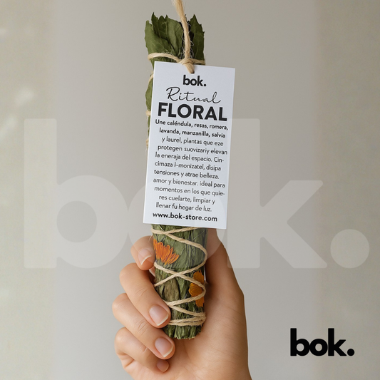 Sahumerio Ritual Floral artesanal de BOK con caléndula, rosas, lavanda, manzanilla, salvia y laurel, ideal para limpieza energética, armonía emocional y bienestar del hogar