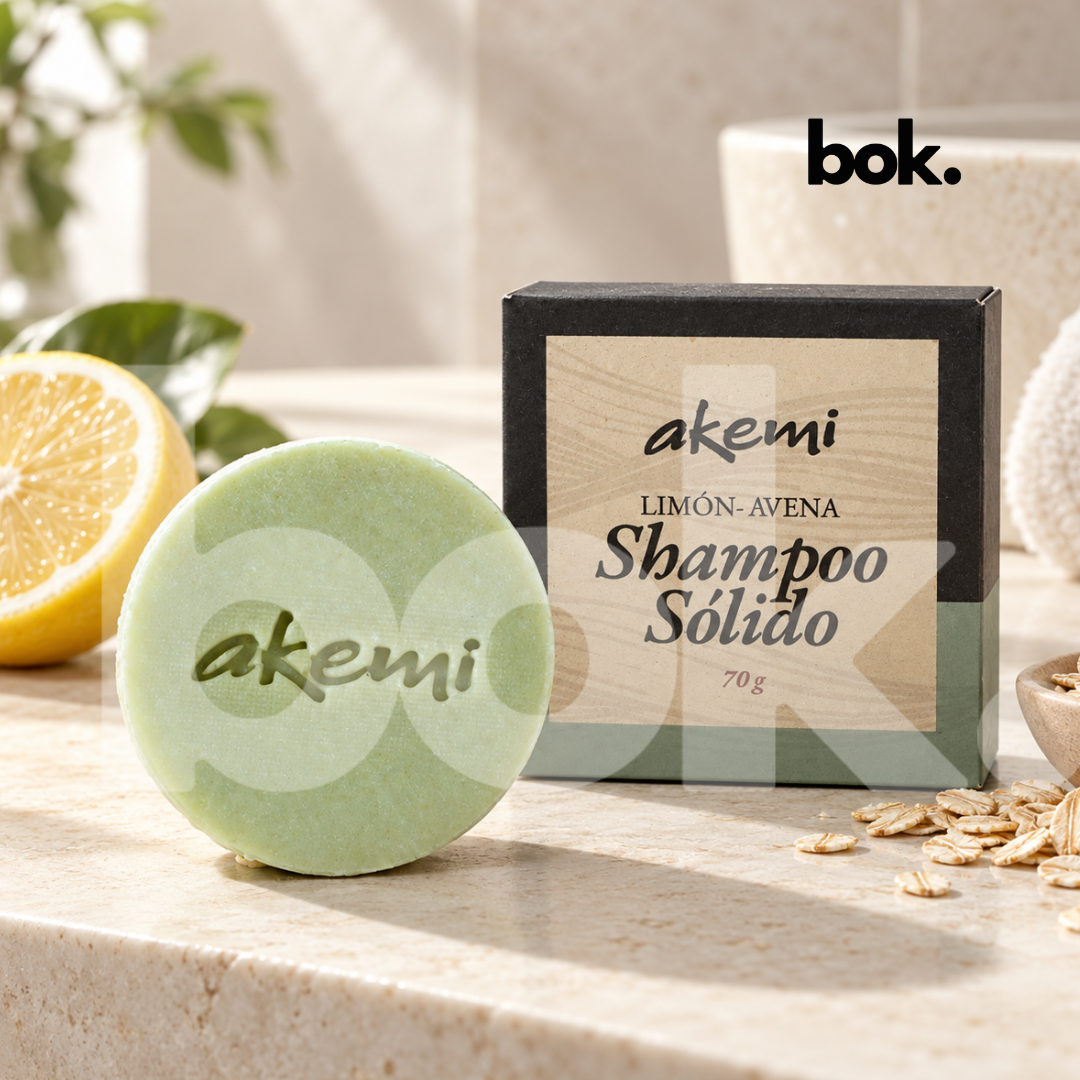 Shampoo sólido Akemi de limón y avena para un ritual de limpieza, claridad y renovación, junto a su empaque en BOK Concept Store Ecuador.