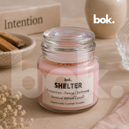 Vela ritual perfumada SHELTER de BOK Concept Store Ecuador, vela aromática premium color rosado con intención de protección, paz y suavidad, scented ritual candle con estética luxury wellness