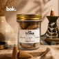 Conos intencionados backflow SOMA de BOK Concept Store Ecuador en frasco de vidrio reutilizable, aroma premium para relajación, calma y paz mental con estética luxury wellness minimalista