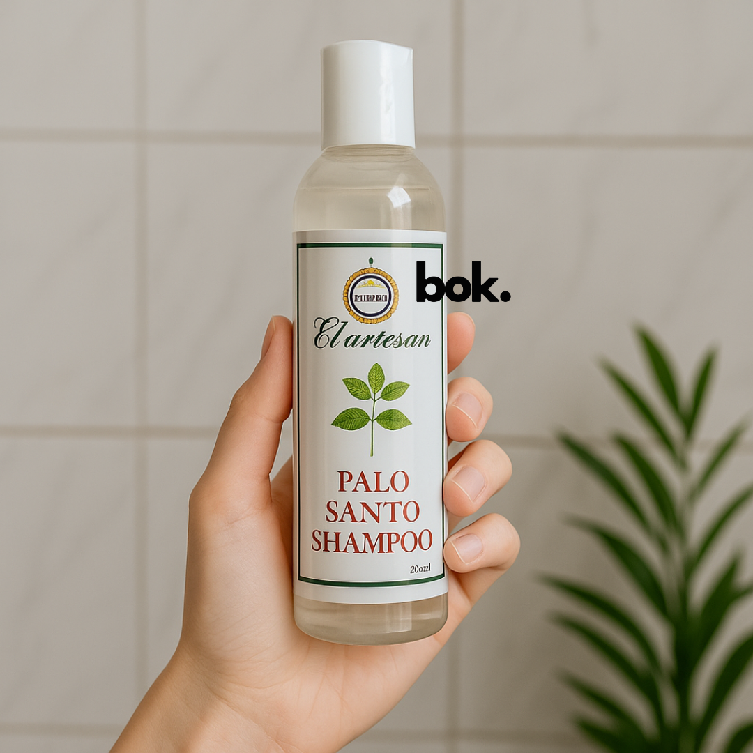Botella de Shampoo de Palo Santo artesanal sostenida en la mano, producto natural ecuatoriano para el cuidado capilar, BOK Concept Store.