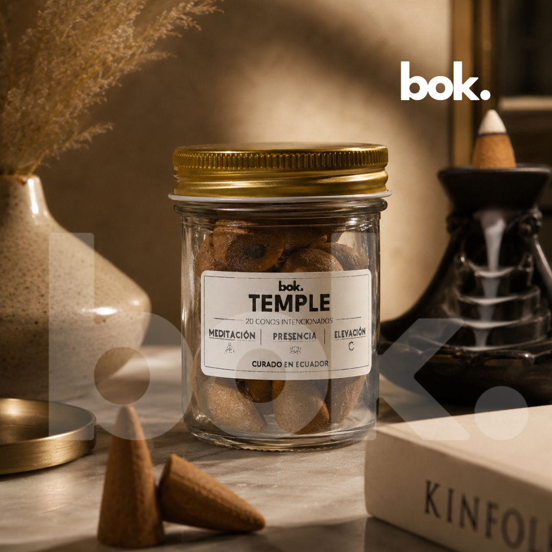Conos intencionados backflow TEMPLE de BOK Concept Store Ecuador en frasco de vidrio reutilizable, aroma premium para meditación, calma mental, presencia y elevación espiritual con estética luxury wellness minimalista