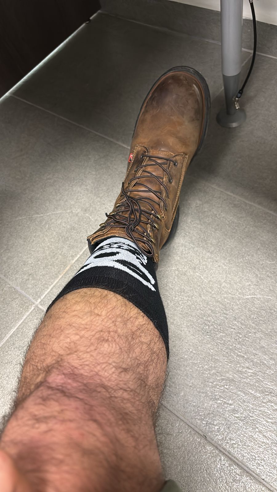 Cliente Erick J sosteniendo sus medias con diseño único de BOK, feliz con su compra.