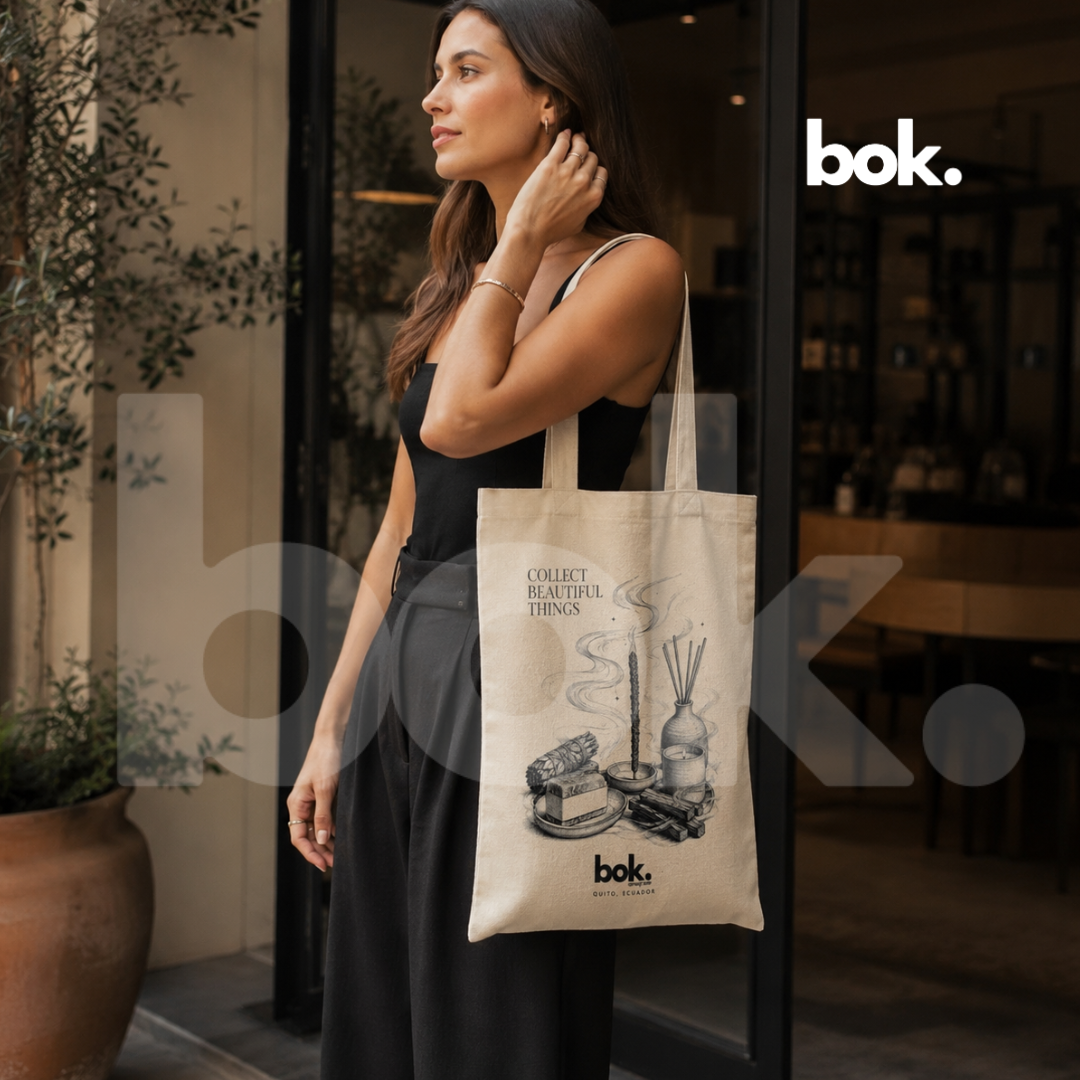 Tote Bag BOK de lona color natural con diseño exclusivo, bolso minimalista premium para uso diario, oficina, universidad y lifestyle en Ecuador.