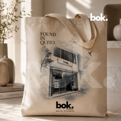 Tote Bag BOK de lona color natural con diseño exclusivo, bolso minimalista premium para uso diario, oficina, universidad y lifestyle en Ecuador.