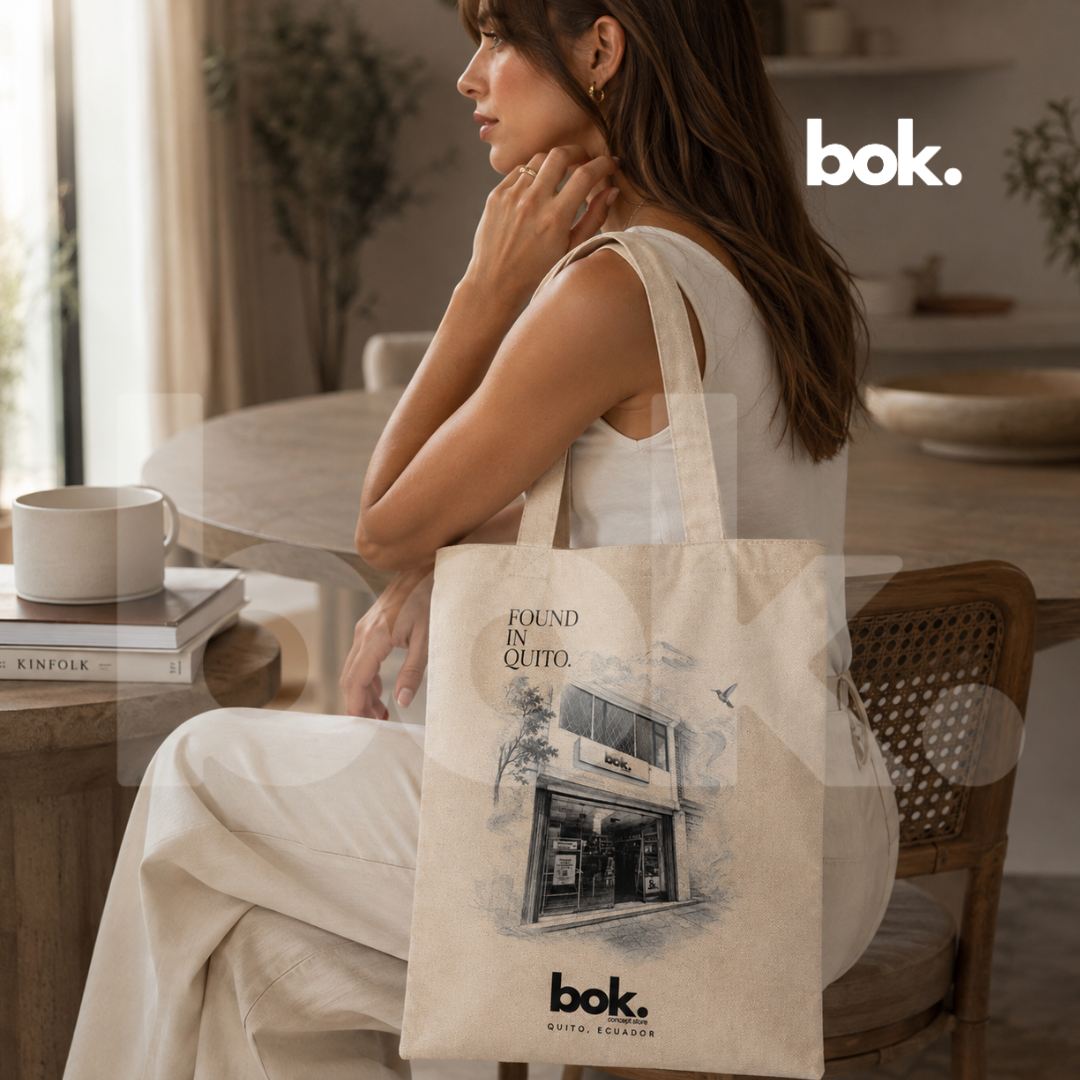 Tote Bag BOK de lona color natural con diseño exclusivo, bolso minimalista premium para uso diario, oficina, universidad y lifestyle en Ecuador.