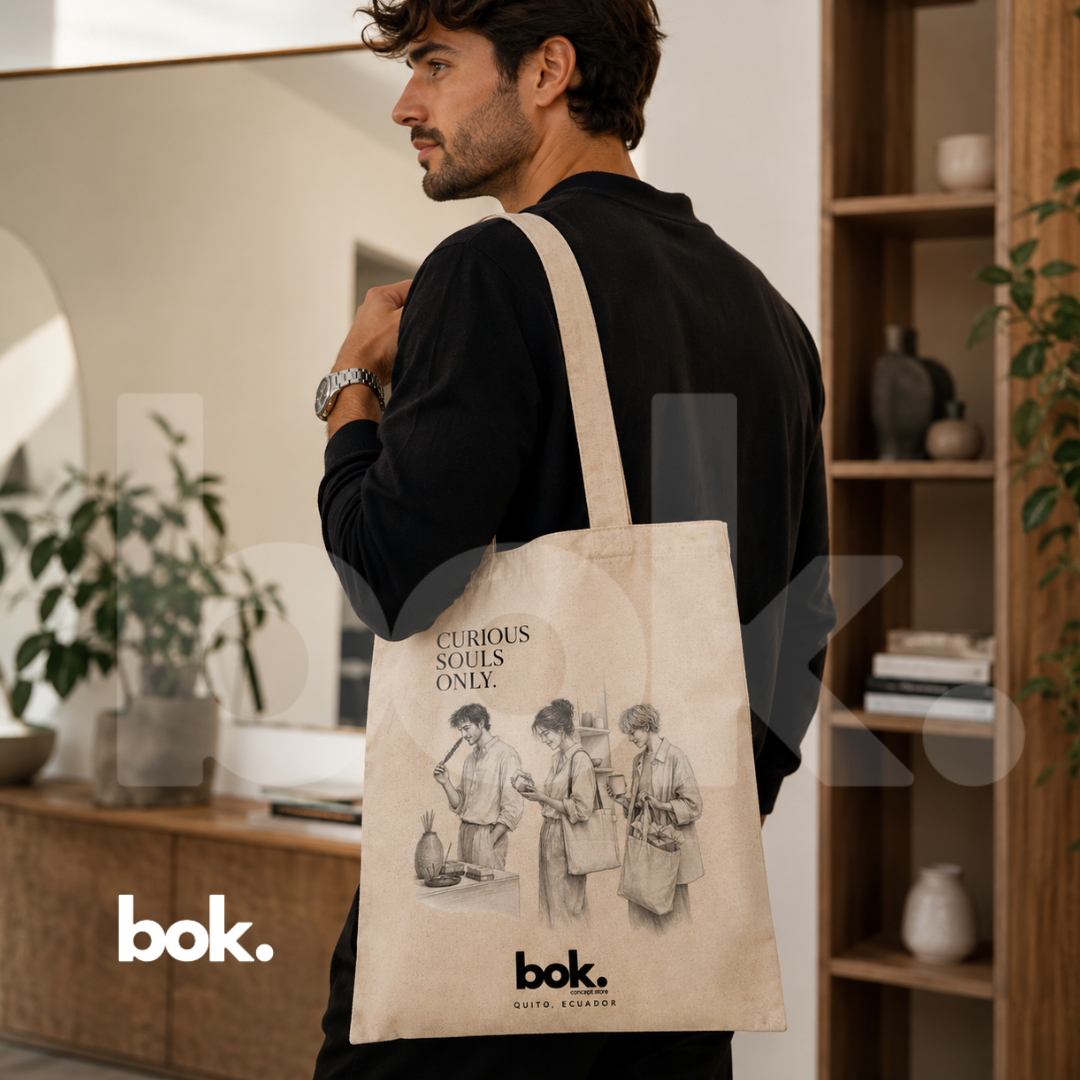 Tote Bag BOK de lona color natural con diseño exclusivo, bolso minimalista premium para uso diario, oficina, universidad y lifestyle en Ecuador.