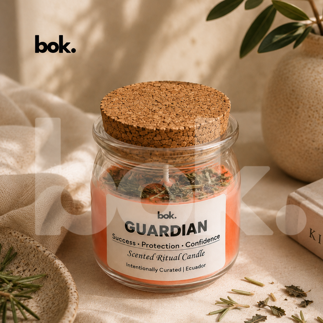 Vela ritual perfumada GUARDIAN de BOK Concept Store Ecuador, vela aromática premium color naranja para éxito, protección y confianza, presentada en un ambiente lifestyle elegante de estilo luxury wellness y decoración minimalista.
