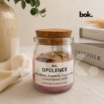 Vela ritual perfumada OPULENCE de BOK Concept Store Ecuador, vela aromática premium diseñada para inspirar abundancia, prosperidad y nuevas oportunidades, con diseño luxury wellness para transformar cualquier espacio del hogar en una experiencia de bienestar.