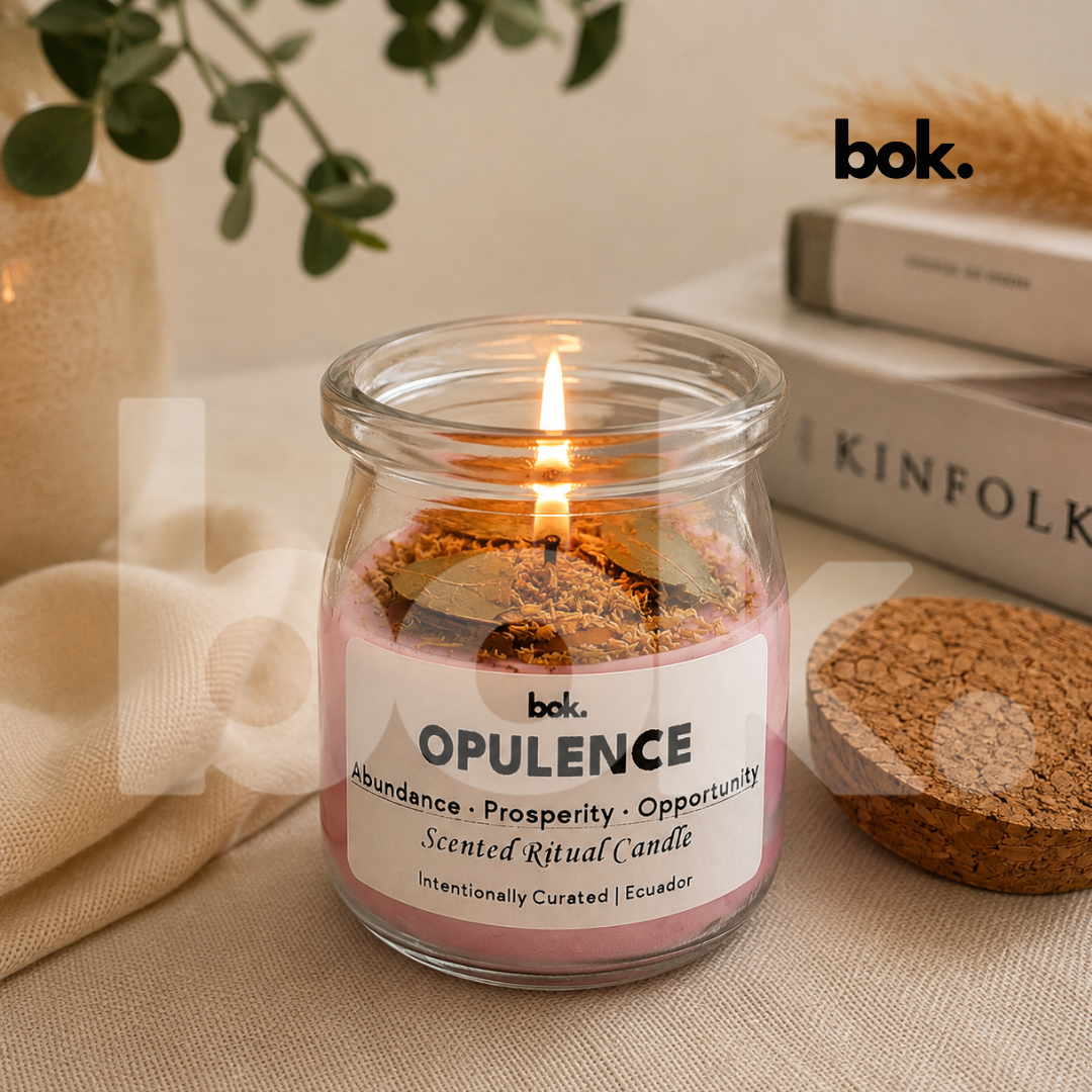 Vista superior de la vela aromática OPULENCE de BOK Concept Store Ecuador, vela ritual premium inspirada en abundancia, prosperidad y bienestar, ideal para crear un ambiente elegante y armonioso en el hogar o la oficina.