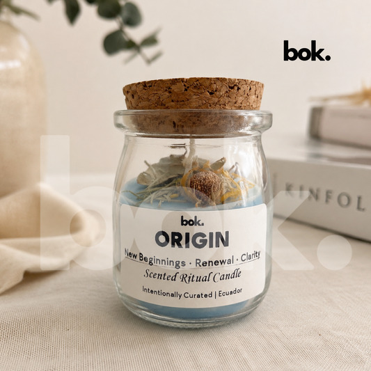 Vela ritual perfumada ORIGIN de BOK Concept Store Ecuador, vela aromática premium diseñada para acompañar nuevos comienzos, crear un ambiente de claridad y renovar cualquier espacio con una experiencia luxury wellness para el hogar.